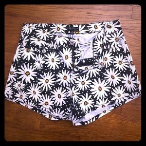 Shorts w/Daisy Print